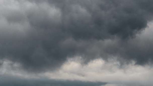 美丽的黑暗的戏剧性天空 乌云密布 雨前时光消逝 — 图库视频影像