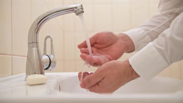 Lavagem Das Mãos Com Sabão Gel Sob Água Corrente Lavatório — Vídeo de Stock