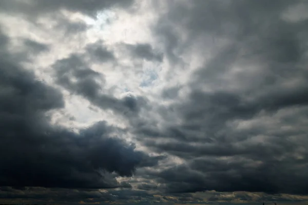 Bellissimo Cielo Buio Drammatico Con Nuvole Tempestose Prima Della Pioggia — Foto Stock