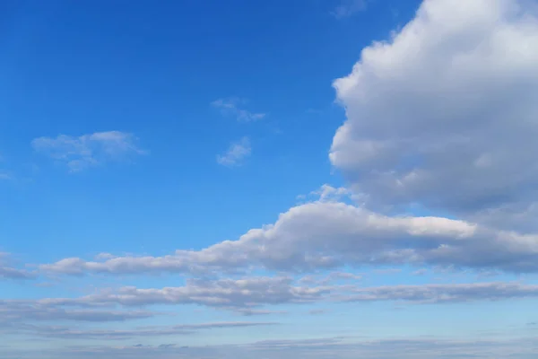 Heldere Lucht Met Mooie Wolken Tijdens Een Avond Als Achtergrond — Stockfoto