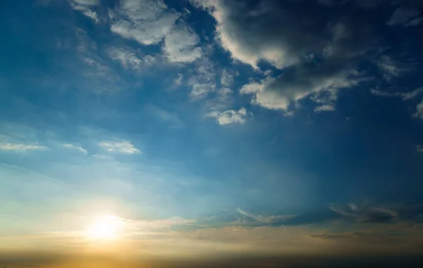 Mooie Zonsondergang Hemel Fel Zonlicht Silhouet Van Wolken Als Achtergrond — Stockfoto
