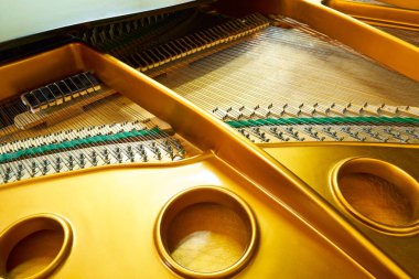 piyano güvertesi yakın görünüm, akorlar ve diğer bölümler, büyük piyano enstrümanı