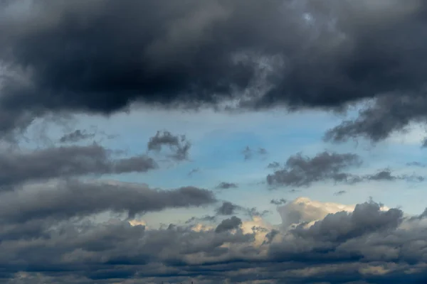 Bellissimo Cielo Buio Drammatico Con Nuvole Tempestose Prima Della Pioggia — Foto Stock