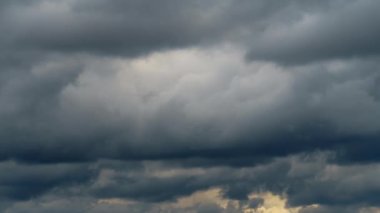 Güzel, karanlık, dramatik gökyüzü, fırtınalı bulutlar, zaman yağmurdan önce akıp gidiyor. 