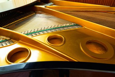 piyano güvertesi yakın görünüm, akorlar ve diğer bölümler, büyük piyano enstrümanı