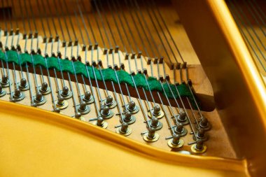 piyano güvertesi yakın görünüm, akorlar ve diğer bölümler, büyük piyano enstrümanı