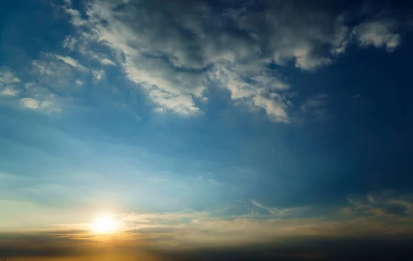 背景に美しい夕焼け空明るい陽射しと雲のシルエット — ストック写真