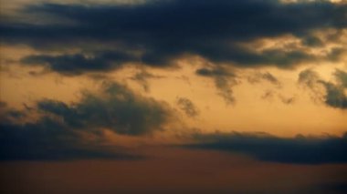 Güzel gün batımı gökyüzü zaman kayması, parlak güneş ve karanlık bulutların silueti bir arka plan olarak