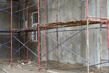 İnşaat iskelesi kullanılarak bir binanın yenilenmesi veya onarımı