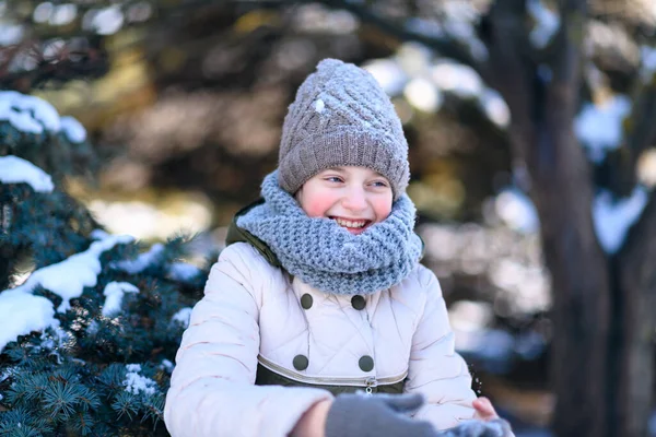 Adolescente Posando Floresta Inverno Brincando Com Neve — Fotografia de Stock