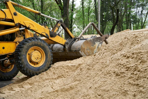 Tractor Bulldozer Werkt Met Een Stapel Zand Voor Bouw — Stockfoto