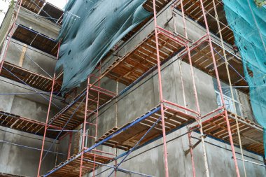 İnşaat iskelesi kullanılarak bir binanın yenilenmesi veya onarımı