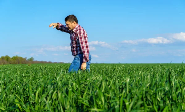 Hombre Como Agricultor Que Camina Por Campo Vestido Con Una —  Fotos de Stock