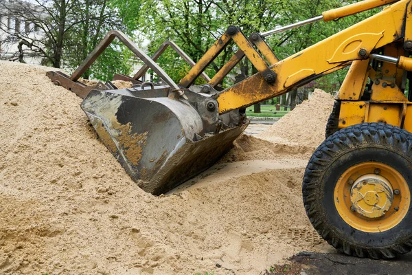 Trator Bulldozer Obras Com Uma Pilha Areia Para Construção — Fotografia de Stock