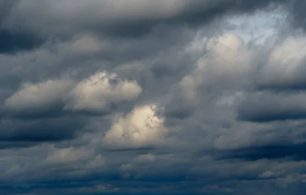 Όμορφο Σκοτεινό Δραματικό Ουρανό Θυελλώδη Σύννεφα Πριν Από Βροχή — Φωτογραφία Αρχείου