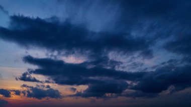 Güzel gün batımı gökyüzü zaman kayması, karanlık bulutların silueti bir arka plan olarak
