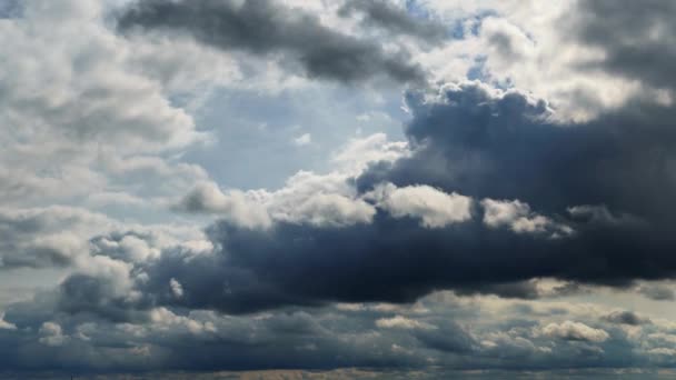 雨の前に嵐の雲の時間の経過と美しい暗い劇的な空 — ストック動画