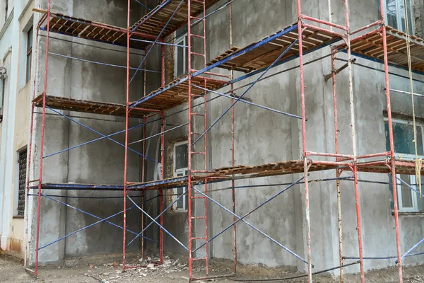 Nşaat Iskelesi Kullanılarak Bir Binanın Yenilenmesi Veya Onarımı — Stok fotoğraf