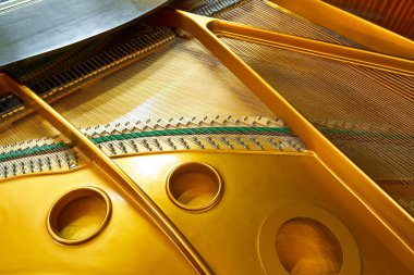 piyano güvertesi yakın görünüm, akorlar ve diğer bölümler, büyük piyano enstrümanı