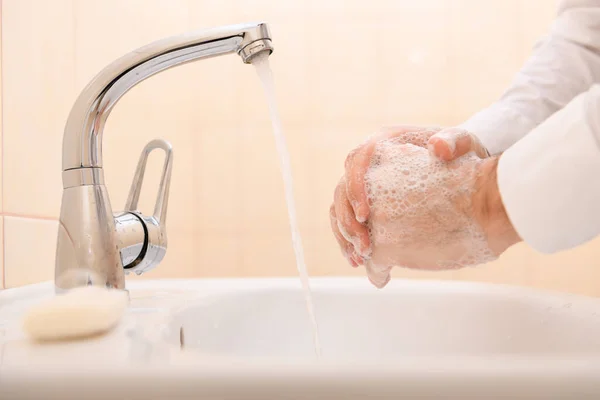 Lavado Manos Con Jabón Gel Bajo Agua Corriente Lavabo Limpieza — Foto de Stock