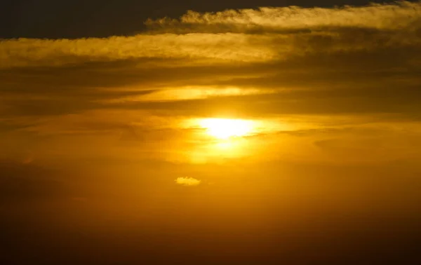 Schöner Sonnenuntergangshimmel Helle Sonne Und Dunkle Wolkensilhouette Als Hintergrund — Stockfoto