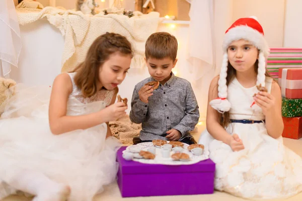 Дети Пьют Чай Едят Печенье Играют Игрушечными Блюдами Интерьере Дома — стоковое фото