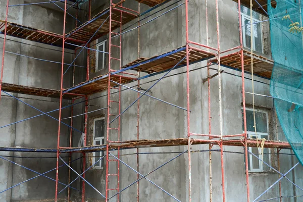 Renovierung Oder Reparatur Einer Gebäudefassade Mittels Gerüsten — Stockfoto