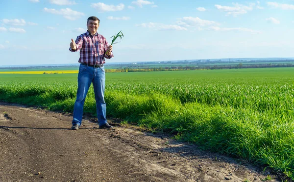 Homem Como Agricultor Que Caminha Longo Campo Vestido Com Uma — Fotografia de Stock