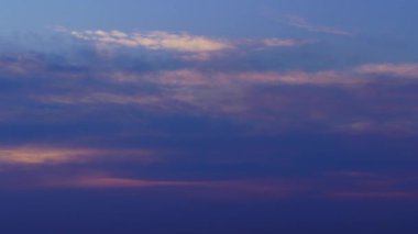 Güzel gün batımı gökyüzü zaman kayması, karanlık bulutların silueti bir arka plan olarak