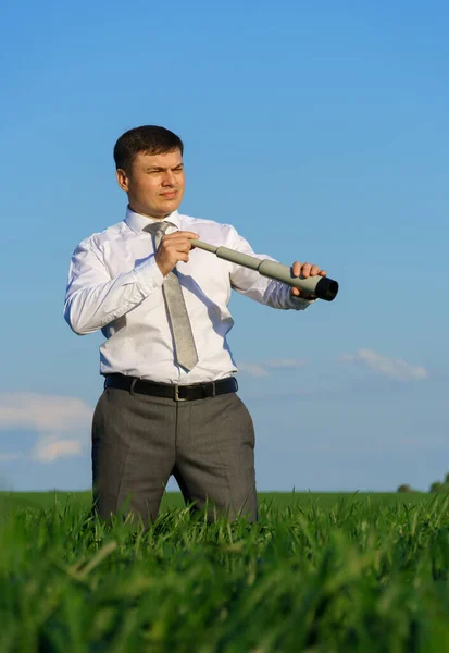 Adamı Dürbünle Poz Veriyor Uzaklığa Bakıyor Arka Plan Olarak Yeşil — Stok fotoğraf