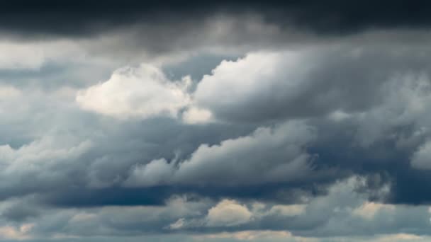 雨の前に嵐の雲の時間の経過と美しい暗い劇的な空 — ストック動画