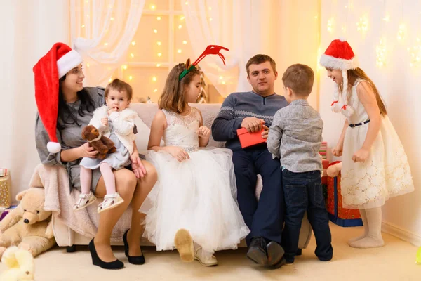 快乐的大家族肖像画 父母和孩子们在家里用节日彩灯和礼物装饰着 戴着圣诞礼帽庆祝新年 — 图库照片