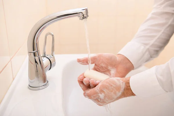 Mycie Rąk Mydłem Lub Żelem Pod Bieżącą Wodą Umywalce Czystość — Zdjęcie stockowe