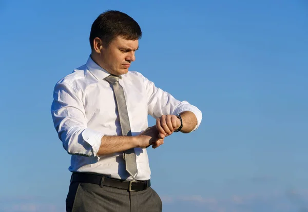 Geschäftsmann Posiert Auf Einem Feld Blickt Auf Seine Armbanduhr Grünes — Stockfoto