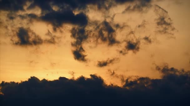 美丽落日的天空时间消逝 黑暗的云彩轮廓作为背景 — 图库视频影像