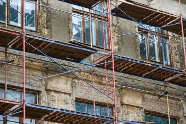 İnşaat iskelesi kullanılarak bir binanın yenilenmesi veya onarımı