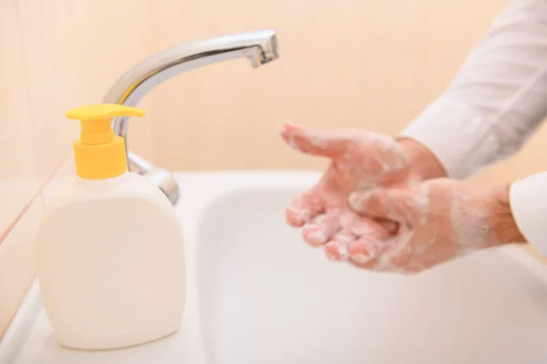 Mycie Rąk Mydłem Lub Żelem Pod Bieżącą Wodą Umywalce Czystość — Zdjęcie stockowe