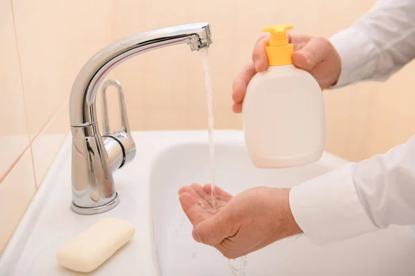 Lavado Manos Con Jabón Gel Bajo Agua Corriente Lavabo Limpieza — Foto de Stock