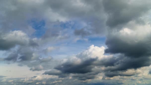 雨の前に嵐の雲の時間の経過と美しい暗い劇的な空 — ストック動画