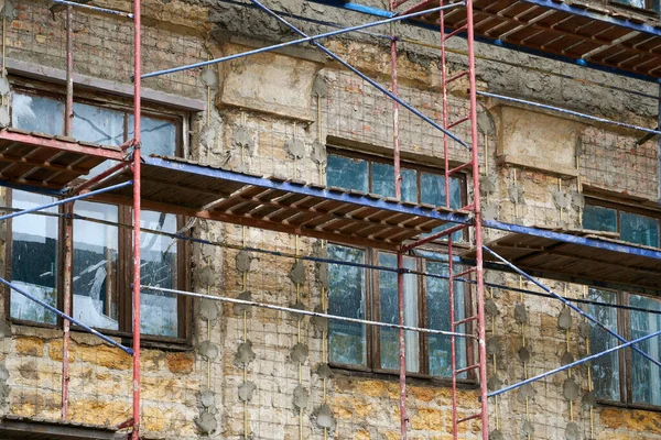 Renovación Reparación Una Fachada Edificio Mediante Andamios — Foto de Stock