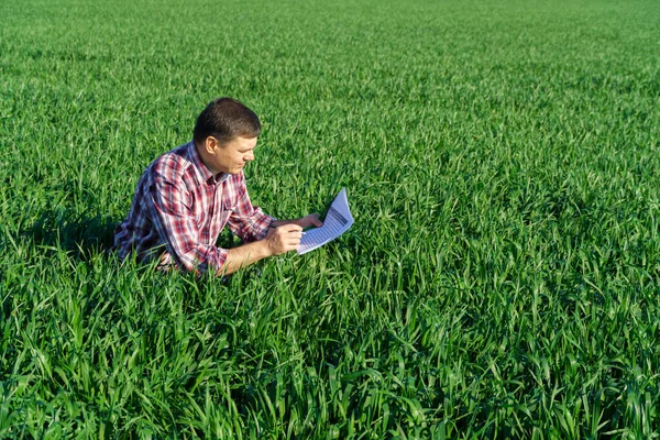 Homem Como Agricultor Coloca Campo Vestido Com Uma Camisa Xadrez — Fotografia de Stock