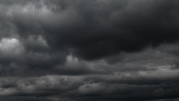 雨の前に嵐の雲の時間の経過と美しい暗い劇的な空 — ストック動画