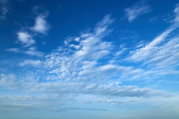 Langit Cerah Dengan Awan Yang Indah Selama Hari Yang Indah — Stok Foto