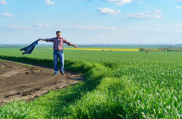 Ein Mann Als Bauer Der Kariertem Hemd Und Jeans Über — Stockfoto