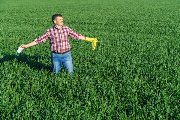 Bir Adam Tarlada Ekose Gömlek Kot Pantolon Giymiş Koruyucu Yüz — Stok fotoğraf