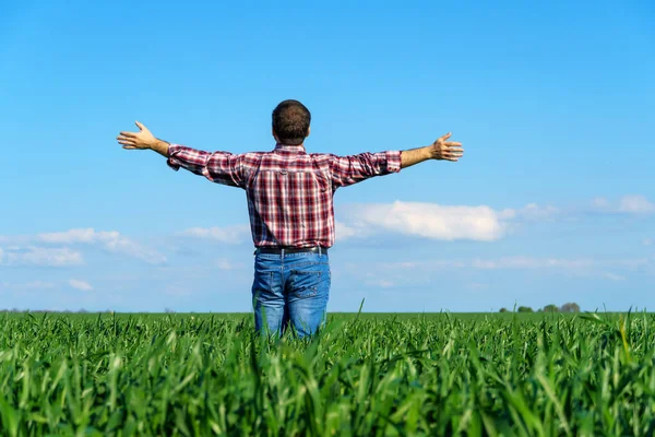 Ein Mann Als Bauer Posiert Auf Einem Feld Bekleidet Mit — Stockfoto