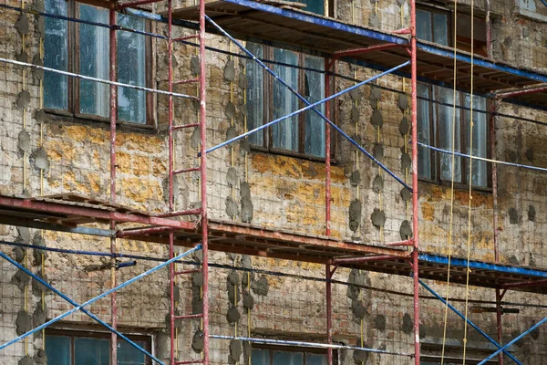 Renowacja Lub Naprawa Elewacji Budynku Przy Użyciu Rusztowań — Zdjęcie stockowe