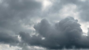 Güzel, karanlık, dramatik gökyüzü, fırtınalı bulutlar, zaman yağmurdan önce akıp gidiyor. 