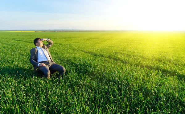 Geschäftsmann Sitzt Bürostuhl Auf Einem Feld Und Ruht Sich Aus — Stockfoto