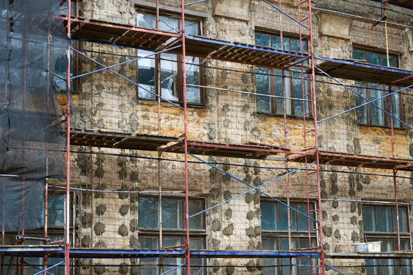 Renovierung Oder Reparatur Einer Gebäudefassade Mittels Gerüsten — Stockfoto